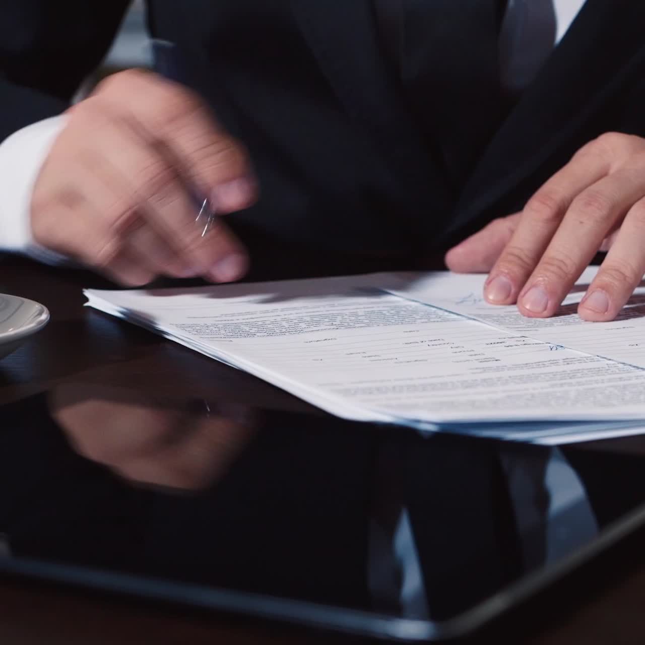 hombre de negocios firma un documento importante 1