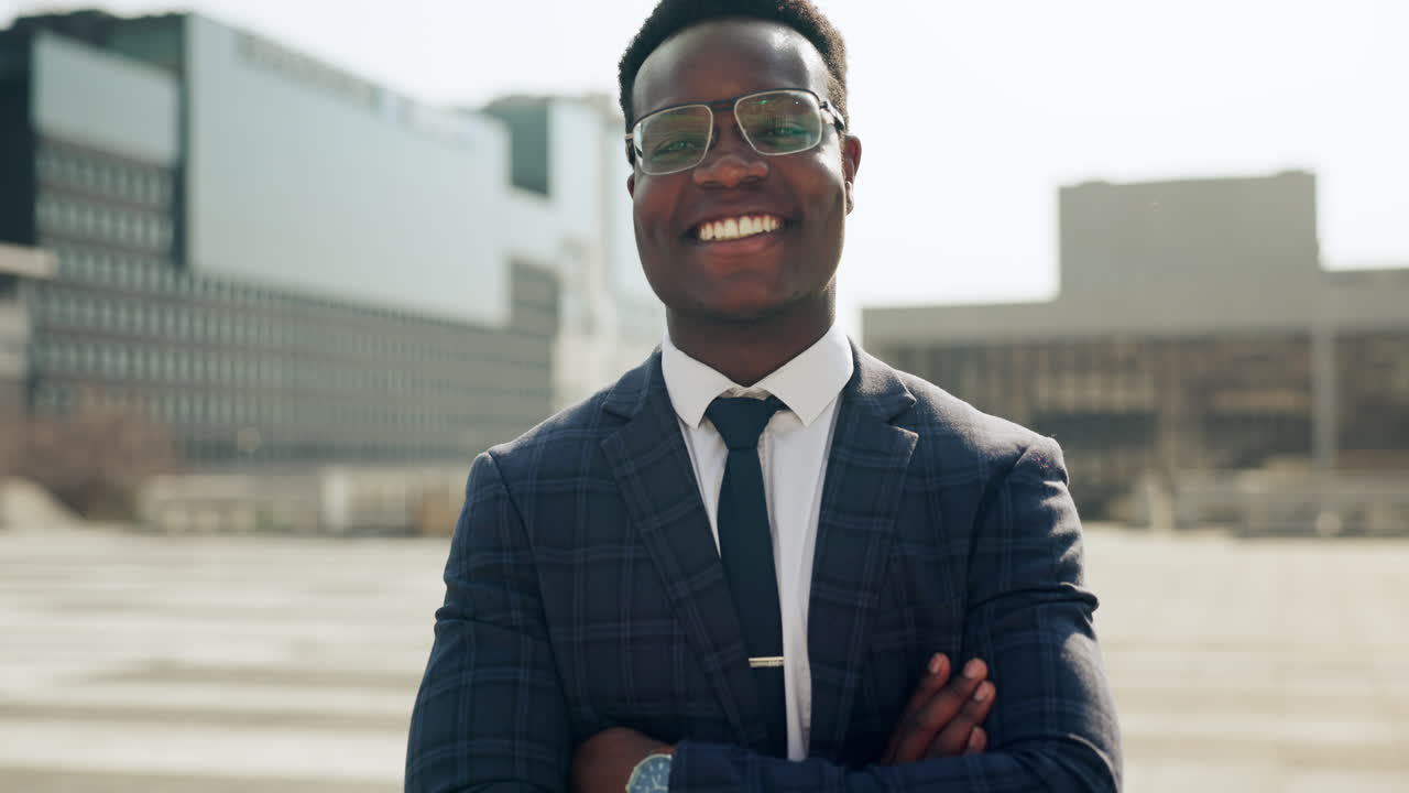 feliz, con los brazos cruzados y la cara de profesional negro