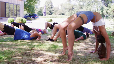 instructora que dirige una clase de yoga al aire libre