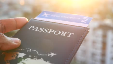 pasaporte y tarjeta de embarque en la mano