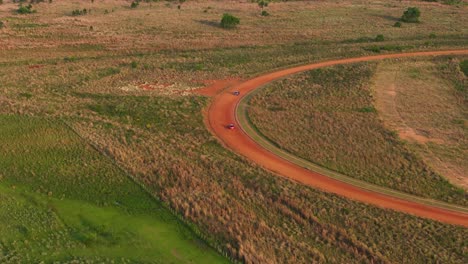 Vehículos-Que-Circulan-Por-Un-Camino-De-Tierra-Con-Una-Vista-Impresionante-Del-Río