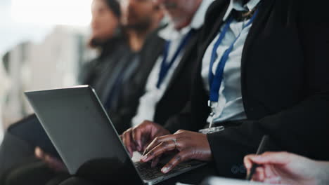 profesionales de los negocios asisten a una conferencia