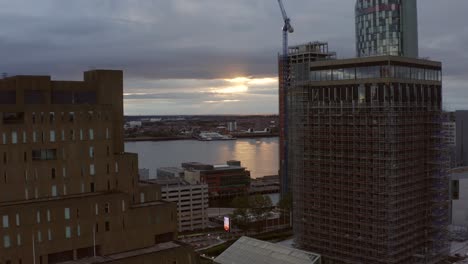 disparo de dron acercándose al río mersey 03