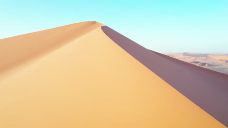 grandes dunas de arena en el desierto, djanet, argelia - foto aérea