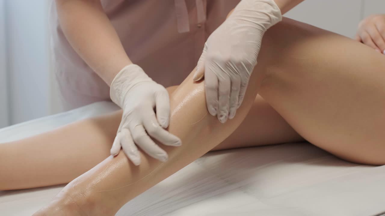 depilación láser - procedimiento de depilación. flash de depilación láser de diodo, esteticista elimina el pelo en hermosas piernas femeninas, depilación para piel lisa, procedimiento láser en un estudio de belleza o clínica, tratamiento de depilación para el cuidado del cuerpo.