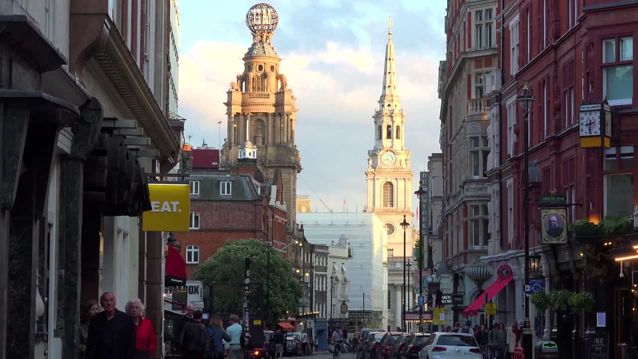 교통량이 많은 런던 극장가의 바쁜 거리