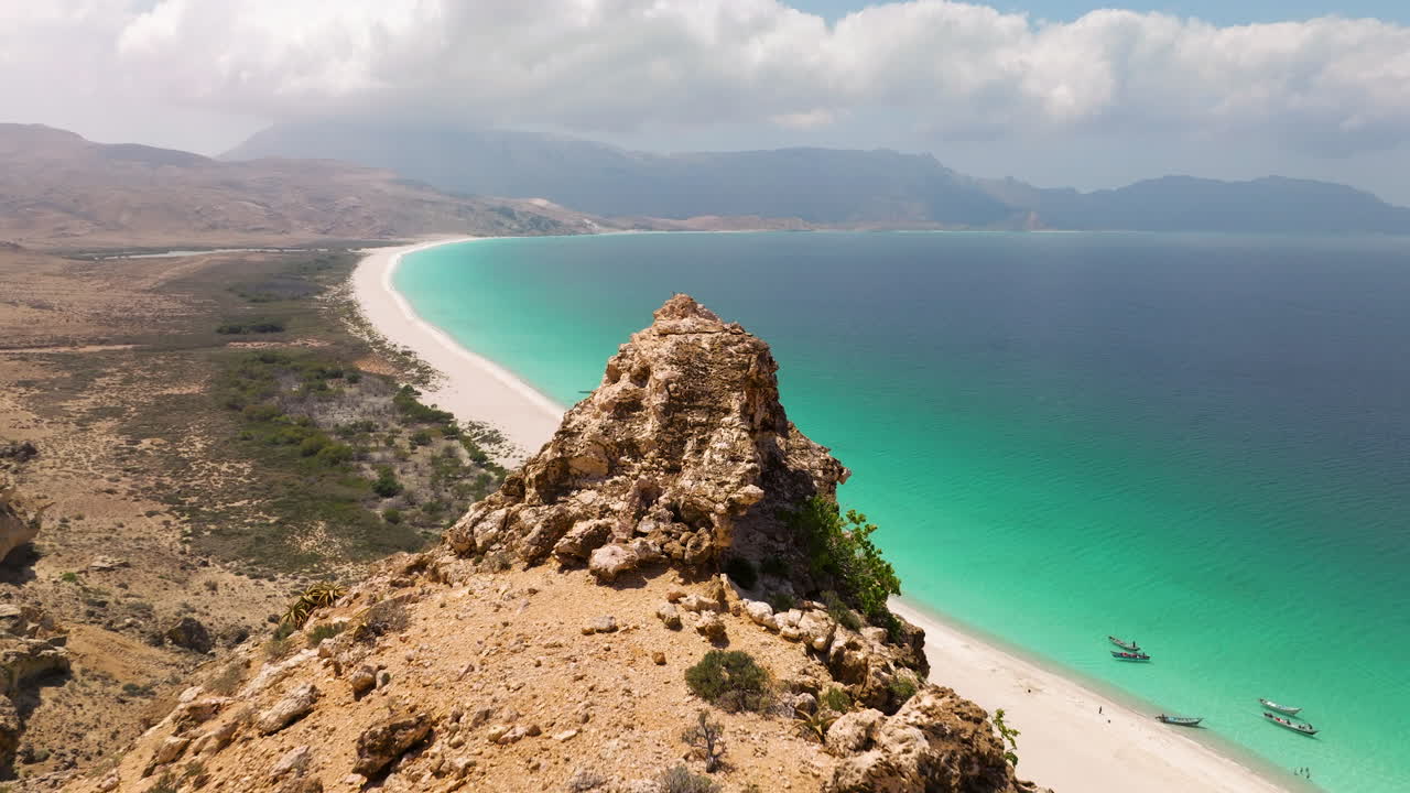 revelan montañas escarpadas sobre la playa de shoab, isla de socotra, yemen