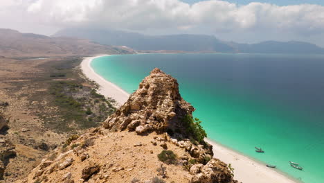 Enthüllen-Sie-Schroffe-Berge-über-Shoab-Beach,-Insel-Sokotra,-Jemen