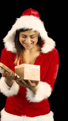 chica sexy en disfraz de santa abriendo un regalo