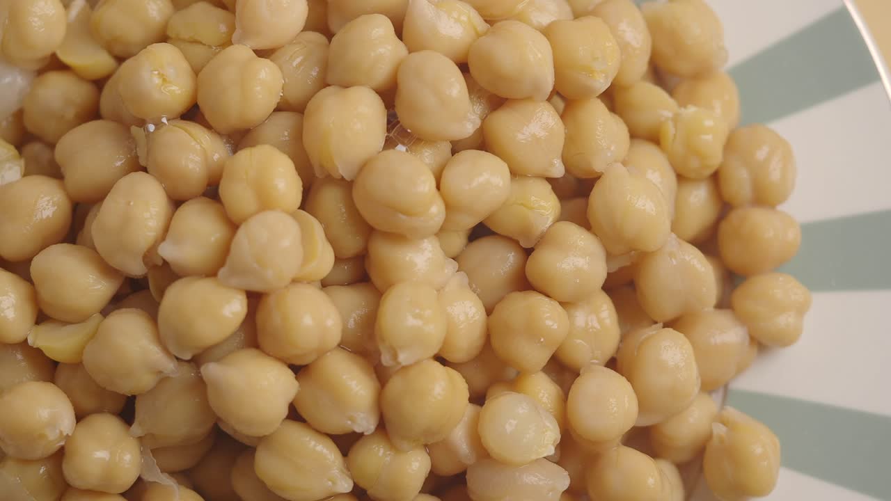 Primo piano di ceci cotti su un piatto a righe