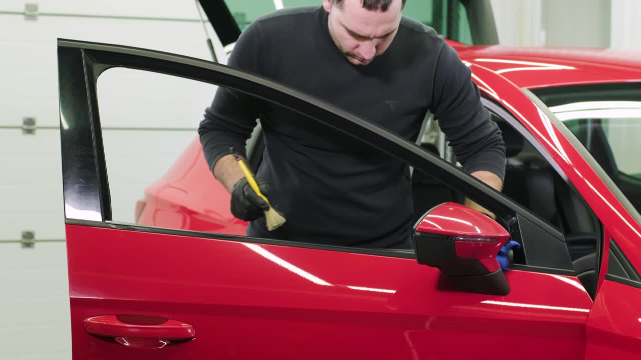 전문적인 자동차 청소. 샤워. 인테리어 세부 사항. 자동차 인테리어를 건조 청소 및 세부 사항; 깊은 좌석 청소; 자동차 세탁에서 거품을 는; 먼지에서 자동차 패널을 청소하는; 진공청소기