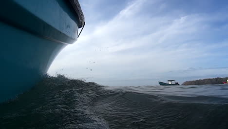vista desde el lado de un barco al nivel del agua en un día soleado 1 cámara lenta