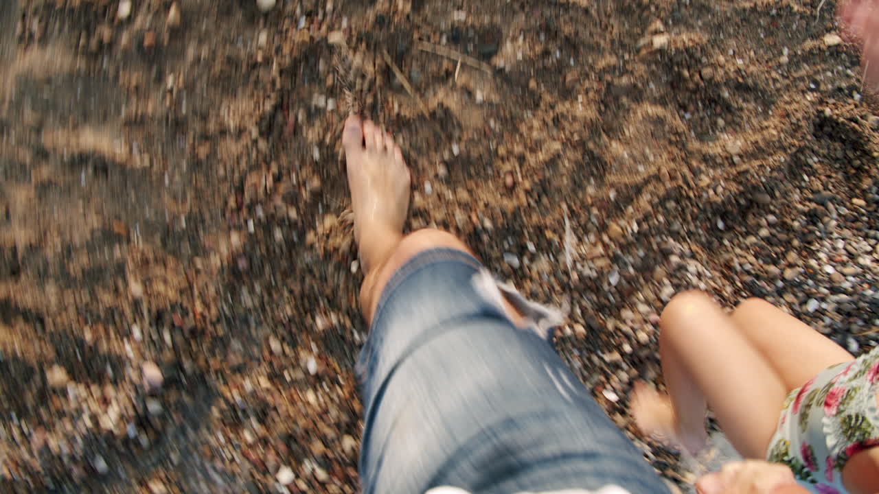 해변에 있는 아이를 가진 남자