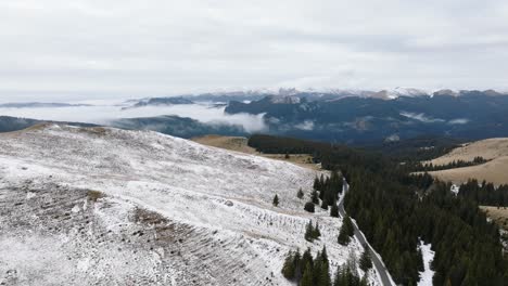 Fliegen-über-Einer-Bergstraße-In-Den-Rumänischen-Bucegi-Bergen-Im-Winter