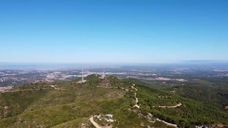 Drohnenaufnahme-Von-Trockenen-Hügeln-Mit-Antennen-Und-Dörfern-Im-Hintergrund