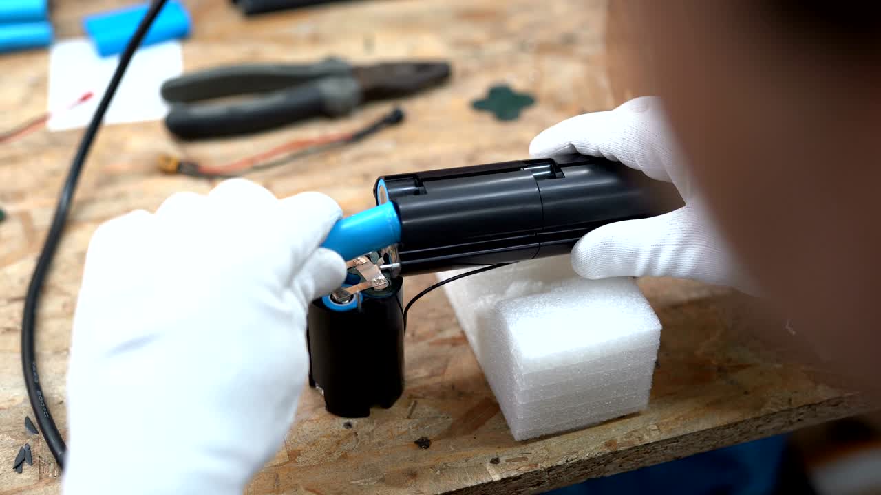 reparación de baterías de iones de litio. concepto de vehículo eléctrico de batería
