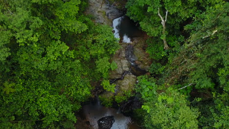 Vista-Superior-De-La-Cascada-Entre-árboles-En-Koh-Lanta-En-Tailandia