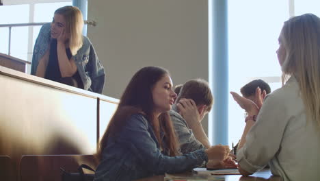 Die-Gruppe-Fröhlicher,-Glücklicher-Studenten-Sitzt-Vor-Dem-Unterricht-In-Einem-Hörsaal