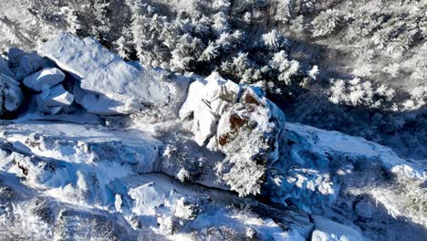 Acantilados-En-La-Nieve-En-La-Cima-De-La-Montaña-Del-Abuelo-Carolina-Del-Norte