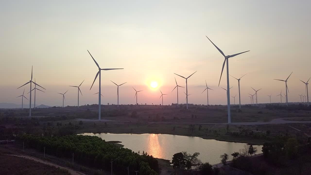 해가 지는 풍력 터빈의 모습