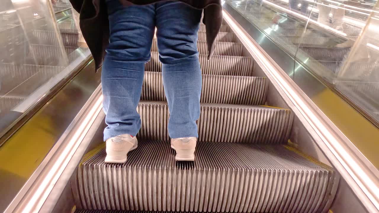 멜버른 백화점에서 에스컬레이터를 올라가는 사람의 뒷면