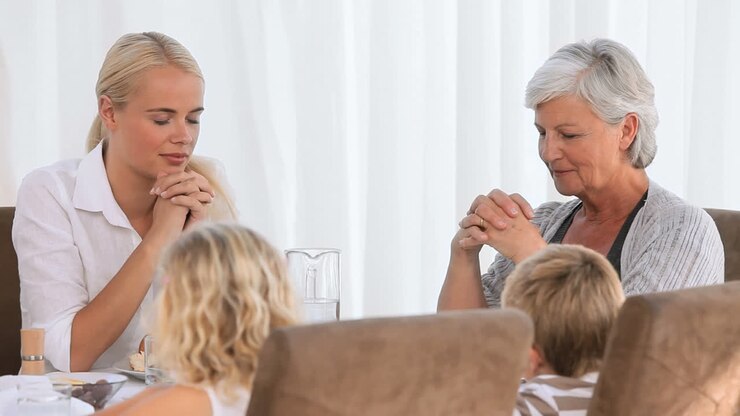 Famiglia che prega prima di cena