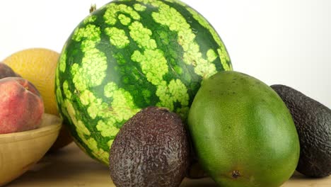 toma de seguimiento de varias piezas de frutas exóticas, incluidos melones y aguacates