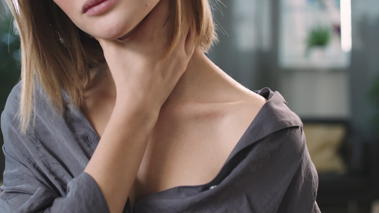 mujer aplicando crema en el cuello