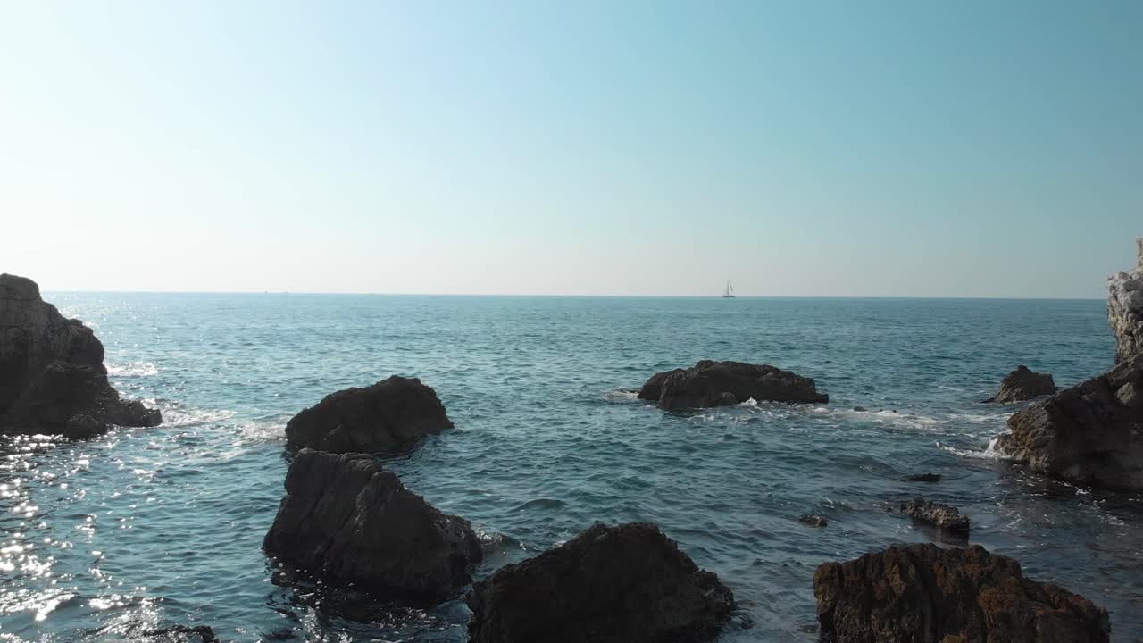 해변-1 근처의 절벽과 바위 사이의 물 드론 샷에 가깝습니다.