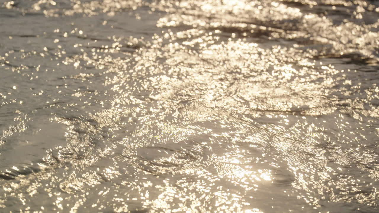 물에 햇빛 반사