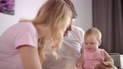 Familienfreizeit.-Frau-Und-Mann-Mit-Kind-Zu-Hause.-Glückliches-Familienkonzept