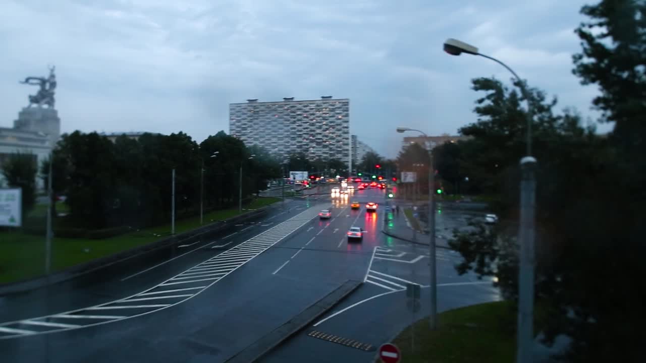vista de la calle de la ciudad lluviosa