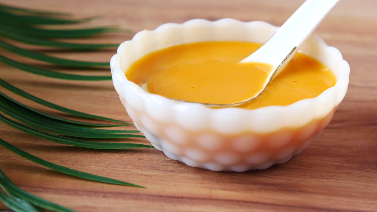 sopa de naranja en un cuenco