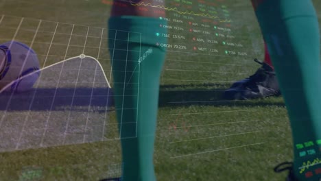 animación de gráficos y datos financieros sobre las piernas de diversos jugadores de fútbol masculino entrenando