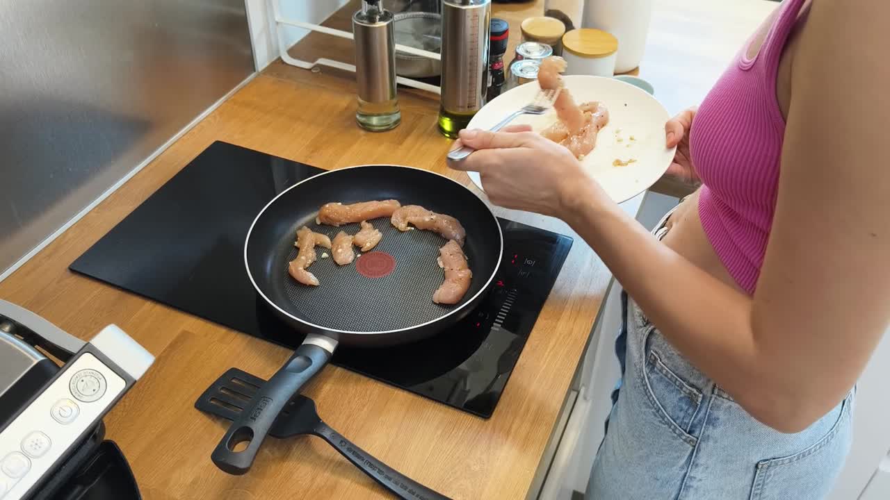 부 에서  을 요리 하는 여자