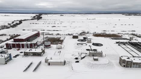 Sitio-De-Tratamiento-De-Agua-Cubierto-De-Nieve-Durante-Un-Duro-Invierno,-Paisajes-Invernales