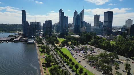 vista aérea del rascacielos de perth y el río swan durante un soleado día de bue sky - australia occidental