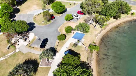parque panorámico a orillas del río con árboles y caminos