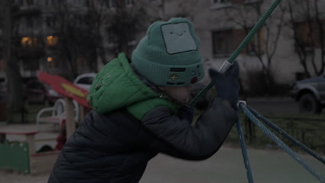 Niño-Jugando-Al-Aire-Libre-Y-Trepando-Cuerda-Web