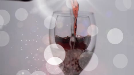 animación de vino tinto vertiendo en vaso en el fondo con luces