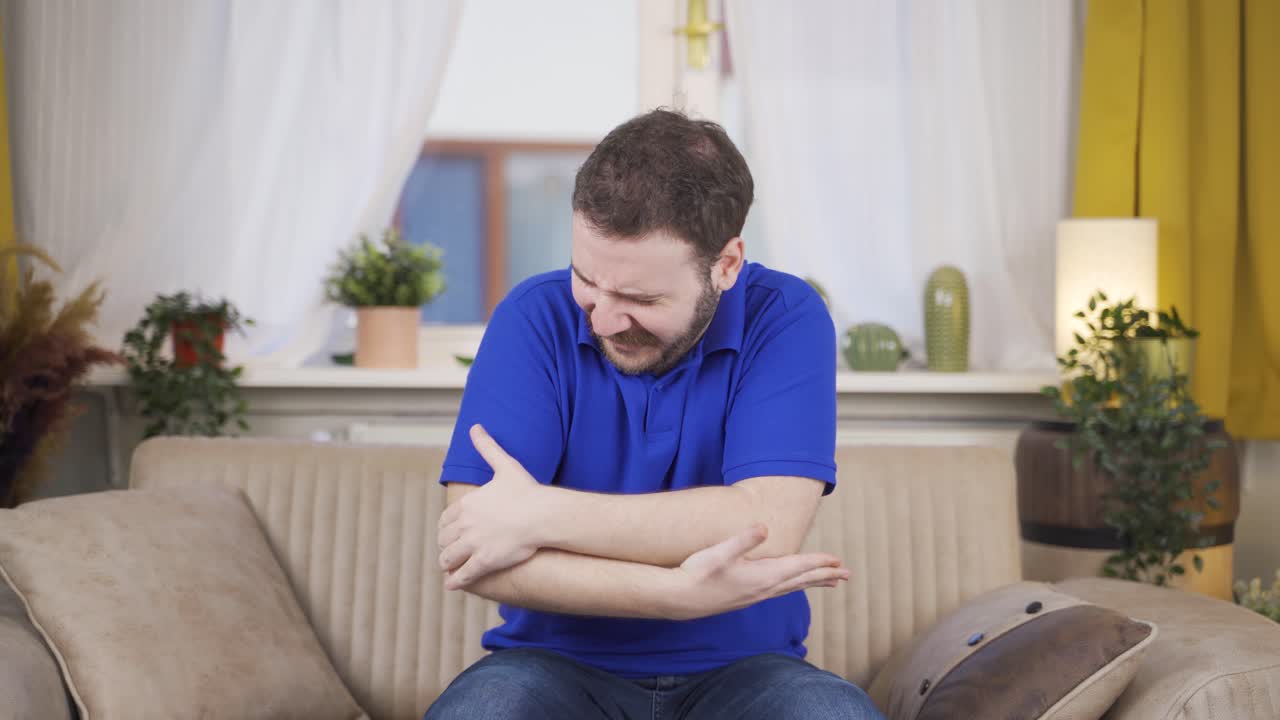 el hombre está sufriendo de dolor en las articulaciones.