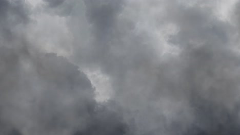 Dentro-De-La-Oscuridad,-Una-Nube-Cumulonimbus-Y-Una-Tormenta-Eléctrica-4k