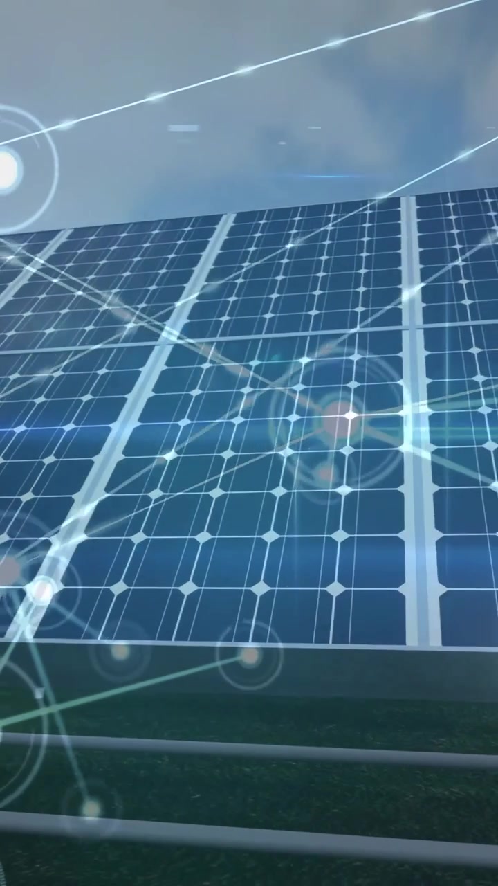 Video verticale: Telecamera che si avvicina a un impianto solare, attivando nodi HUD che mappano le celle dei pannelli per l'energia.