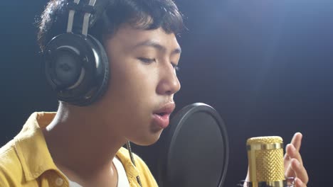 cantante grabando en el estudio