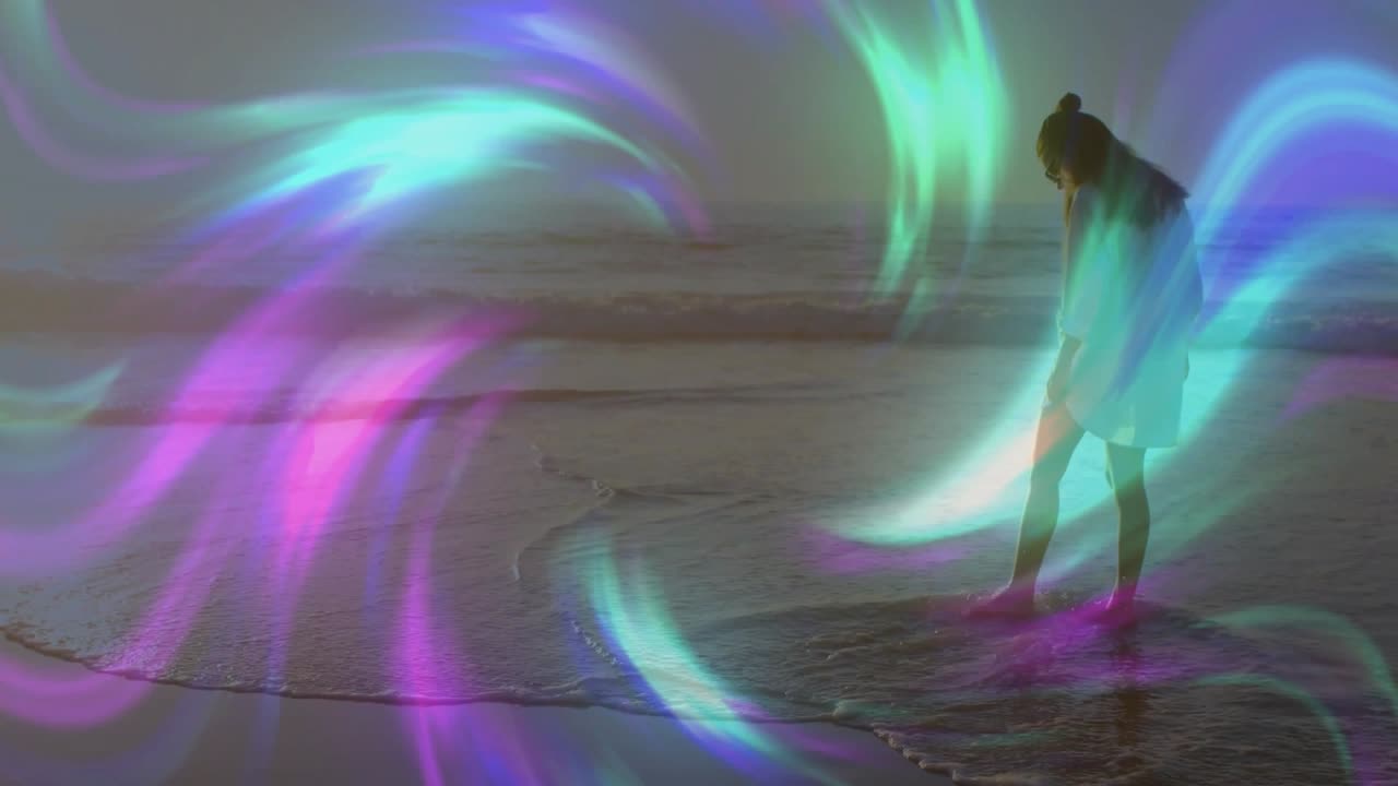 Mulher entrando na arrebentação gerando sobreposição de redemoinho VFX, investigando luzes crescendo, girando e desaparecendo.
