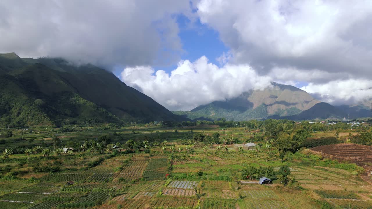 vista aérea de la colina del monte pergasingan con nubes ocultas durante el día soleado en lombok