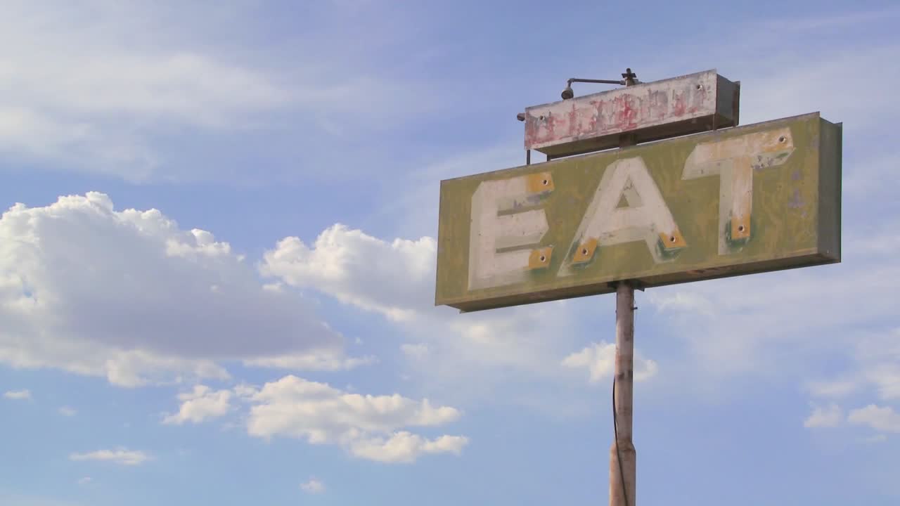 먹으라는 표지판을 지나 표류하는 구름의 저속 촬영