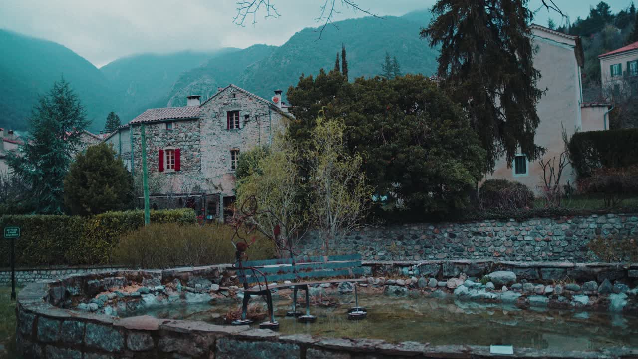 안개와 기분이 좋지 않은 마을, 프라스 남쪽