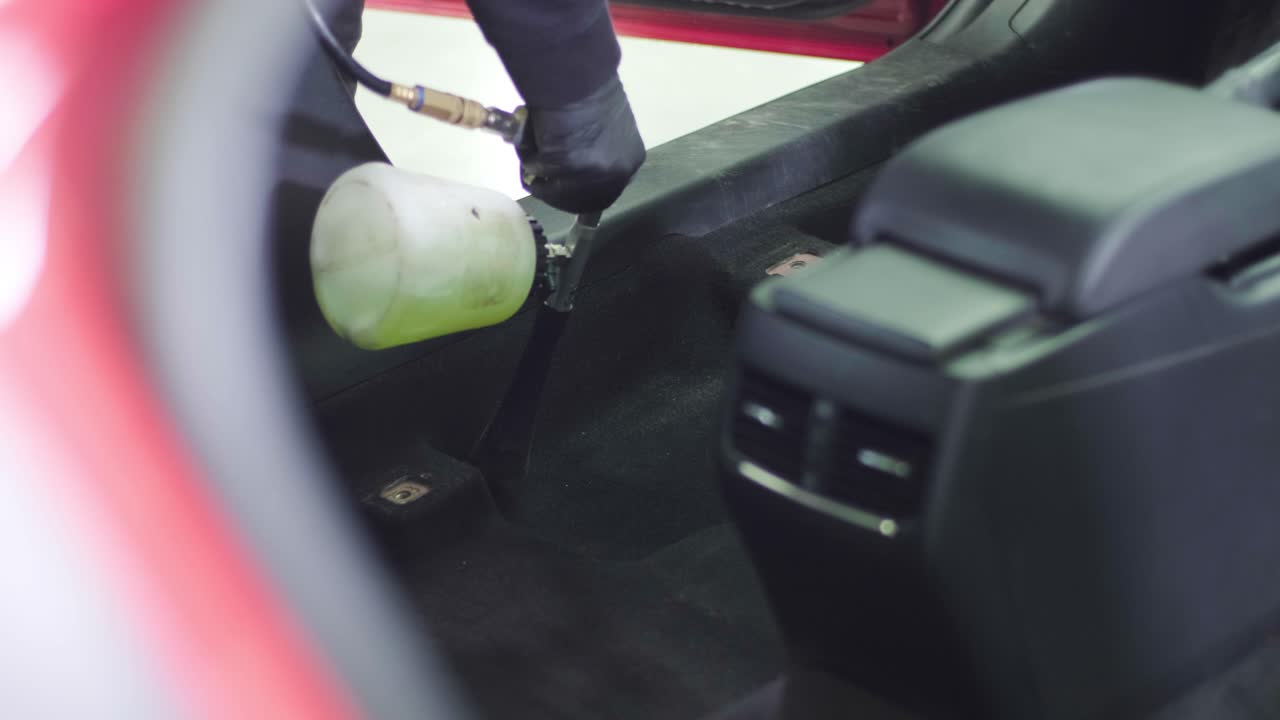 전문적인 자동차 청소. 샤워. 인테리어 세부 사항. 자동차 인테리어를 건조 청소 및 세부 사항; 깊은 좌석 청소; 자동차 세탁에서 거품을 는; 먼지에서 자동차 패널을 청소하는; 진공청소기