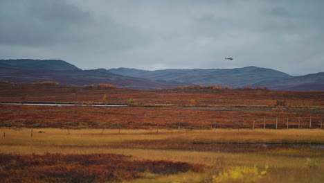 Ein-Hubschrauber-über-Dem-Polarkreisplateau-Im-Norden-Norwegens